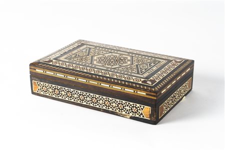 Arte Islamica  A wooden marquetry boxEgypt, late 19th century .