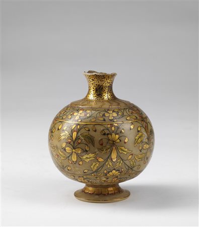 Arte Indiana  A stone huqqa base painted and gilded with flowers Mughal India, 19th century  .