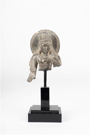 Arte Indiana  A grey stone figure of Bodhisattva Pakistan, Swat Valley, 7th-9th century .