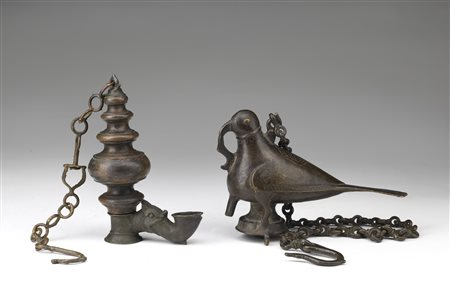 Arte Indiana  Two Deccani bronze oil lamps India, 16th-17th century .