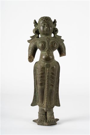 Arte Indiana  A bronze figure of standing Devi Southern India, 17th-18th century .
