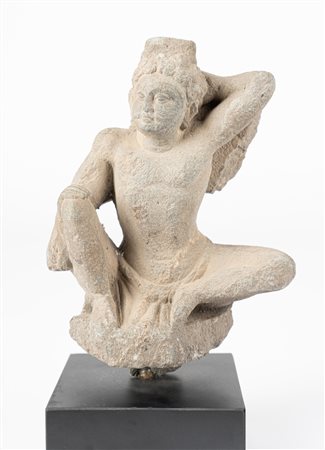 Arte Indiana  A Gandharan grey shist sculpture of a male figurePakistan/Afghanistan, 1st century b.C.-4th century AD.