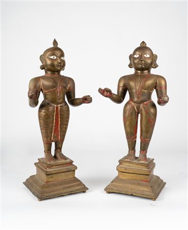 Arte Indiana  A pair of large bronze standing figures India, 18th century .
