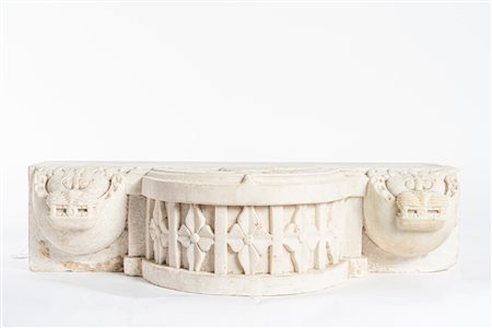 Arte Indiana  A while marble step of a Jain temple Northern India, 12th century .