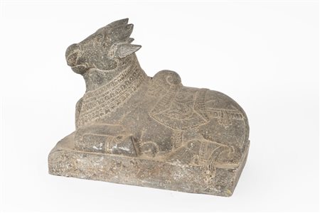 Arte Indiana  A granite figure of Nandi Southern India, 18th - 19th century .
