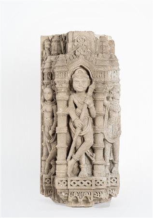 Arte Indiana  Elemento architettonico raffigurante DharampalaIndia settentrionale, Gujarat, XVI-XVII secolo.
