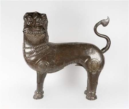 Arte Indiana  A large embossed bronze statue of a Yali Southern India, Tamil Nadu, early 19th century .