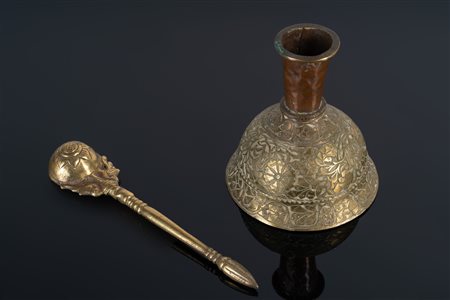 Arte Indiana  A huqqa base and cerimonial spoon India, 19th century .