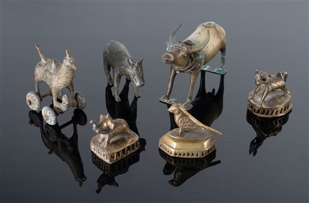 Arte Indiana  A collection of six bronze zoomorphic carpet weights India, 19th century .