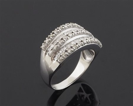 Anello a fascia con diamanti