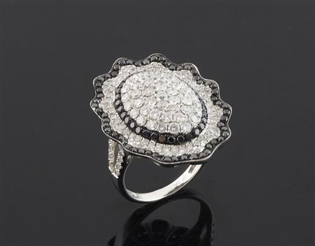 Anello  diamanti bianchi e neri