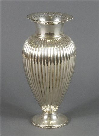 anfora in argento con botdo