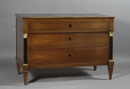 Cassettone in noce, tre cassetti sul fronte, inserti in metallo dorato ed...