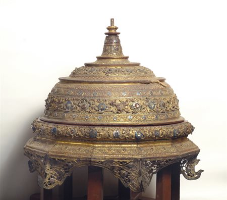 Piatto di offerte birmano a doppio corpo, cupola in legno dorato e...