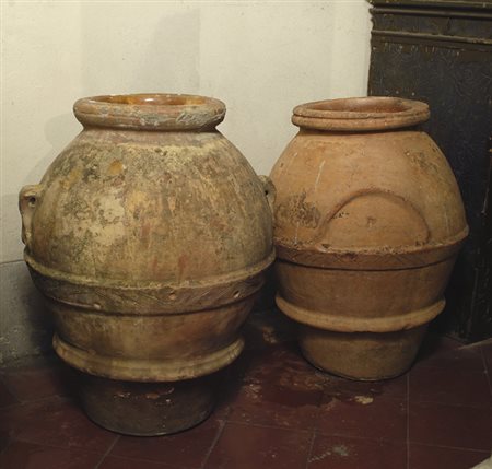 Due orci in terracotta, cm. 80x60; cm. 80x50.
