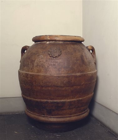 Orcio in terracotta, due anse laterali, rosetta in rilievo sul fronte,...