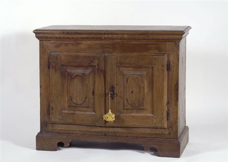 Piccola credenza in noce, piano a becco di civetta con gocciolatoio...