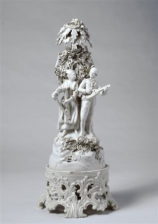 Gruppo di suonatori in porcellana bianca, XIX sec., cm. 39