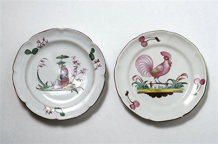 Coppia di piatti in maiolica, decorati da figura di gallo e chinoiseries,...