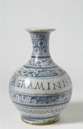 Fiasca in maiolica decorata a motivi ornamentali e iscrizione al centro,...