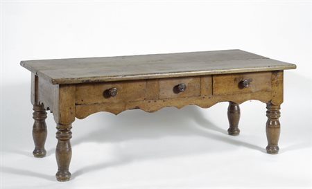 Tavolino in noce, piano rettangolare, tre sportelli sotto la fascia smerlata,...