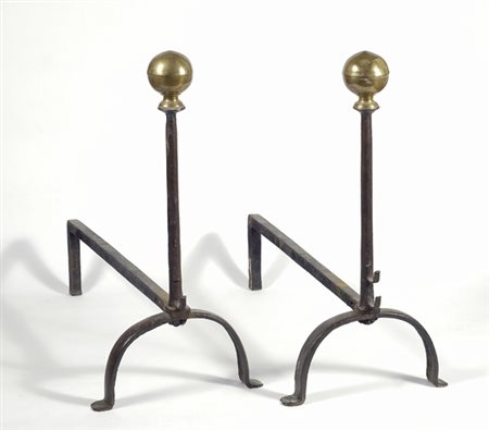 Coppia di alari in ferro battuto, con finali a pomo in bronzo, XVII sec.