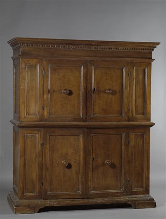 Mobile a due corpi, due sportelli nella parte inferiore con tre cassetti...