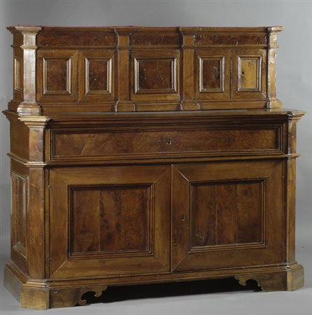 Mobile a due corpi, in noce e radica di noce, piano con angoli scantonati, un...