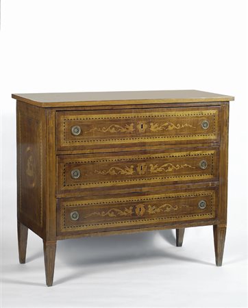 Cassettone listrato in noce, intarsiati sui fianchi, sul fronte e sul piano...