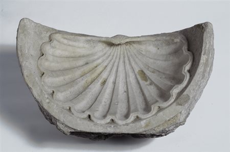 Acquasantiera da parete vasca intagliata a forma di valva, cm. 22x48, Italia...