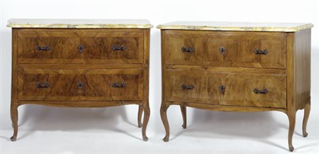 Coppia di cassettoni in noce e radica di noce, fronte leggermente mosso con...