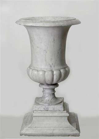Vaso marmo in marmo di forma medicea su base rettangolare, XVIII sec.