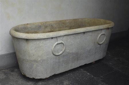 Vasca in marmo, XIX sec., cm. 70x172x73