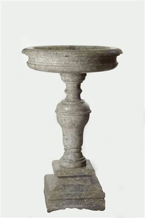 Acquasantiera in marmo "lumachella", vasca circolare, fusto sagomato con...