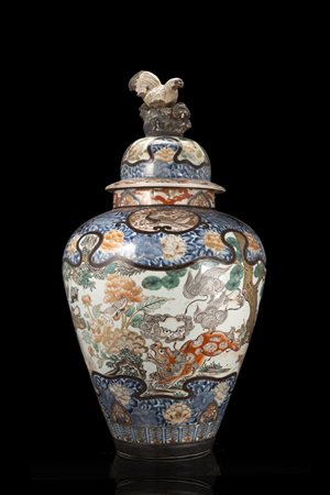 Grande vaso con coperchio in porcellana policroma decorato con creature...