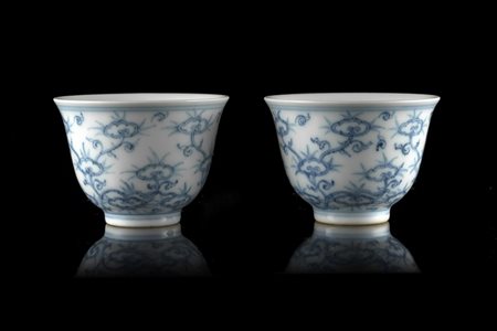 Coppia di coppette in porcellana bianca e blu decorate in stile Ming con rami...
