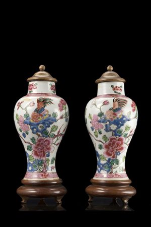 Coppia di vasetti da camino in porcellana decorata a motivi floreali con...