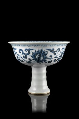 Coppa a stelo in porcellana bianca e blu decorata con drago Cina, secolo XX...