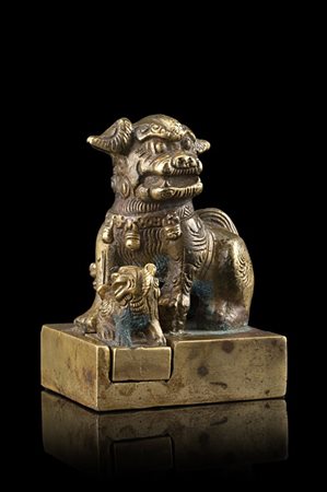 Sigillo in bronzo dalla forma quadrata, sormontato da leone buddhista...