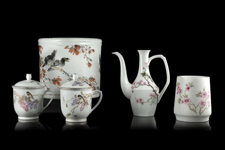 Gruppo di porcellane policrome decorate e motivi floreali Cina, secolo XX -EN...