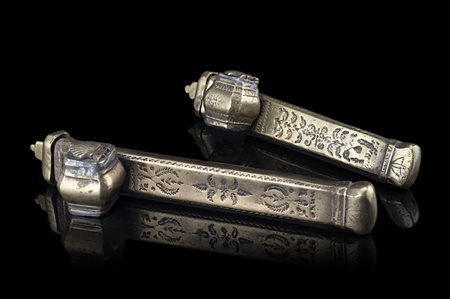 Manifattura indiana Due calamai in bronzo (l. max 25 cm.) -EN Indian...