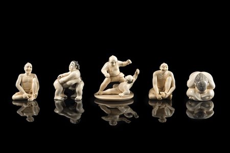 Cinque netsuke in avorio raffiguranti lottatori di sumo, con firme Giappone,...