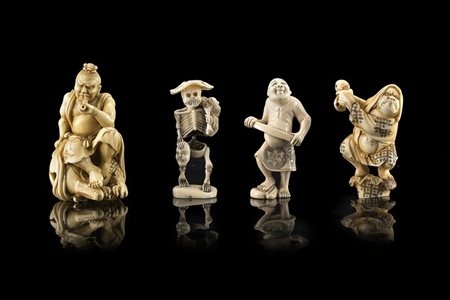Quattro netsuke in avorio, con firme Giappone, periodo Meiji (1868-1912) (h....