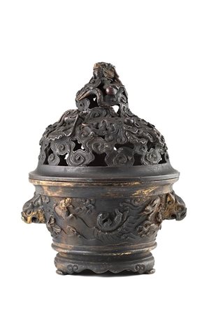 Incensiere in bronzo con anse leonine decorato con creature fantastiche, il...