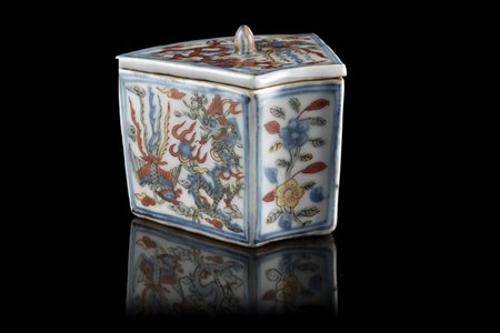 Scatola in porcellana a trapezio con decoro a smalti wucai di drago e fenice...