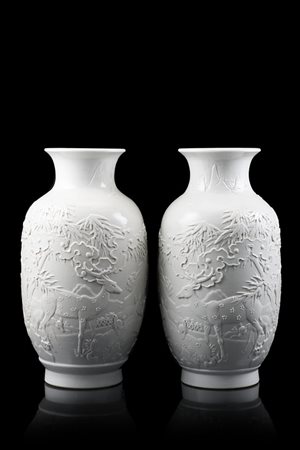 Coppia di vasi cilindrici in porcellana monocroma bianca, ciascuno decorato...
