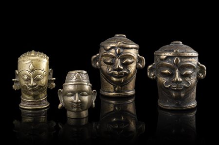 Gruppo di quattro copri lingam in bronzo, Maharashtra (difetti) India, secolo...