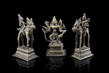 Manifattura Indiana Tre sculture in bronzo di soggetto diverso (h. max 17...