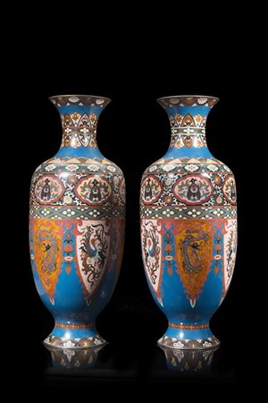 Coppia di vasi in metallo cloisonné decorati in policromia con motivi arcaici...