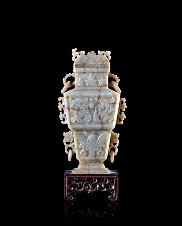 Vaso in giada scolpito a motivi di gusto arcaico, base in legno (difetti e...